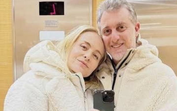 Luciano Huck e Angélica reúnem elenco de famosos em casa